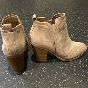 CUTEST TAN BOOTIES